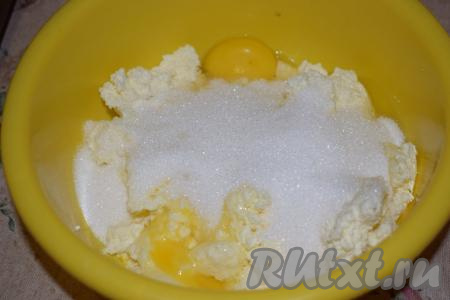 Всыпаем в миску сахар и добавляем щепотку соли.