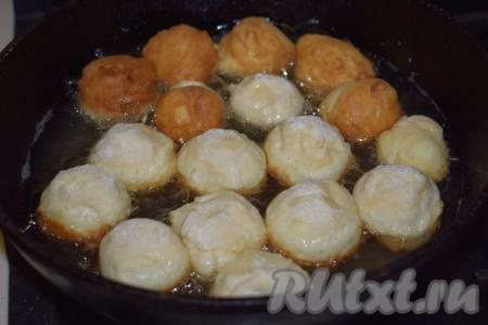 Затем в глубокую сковороду наливаем растительное масло (масла может понадобиться больше или меньше, чем указано в рецепте, это будет зависеть от глубины и диаметра вашей сковороды). Разогреваем масло до горячего состояния и выкладываем пончики в один слой.&nbsp;