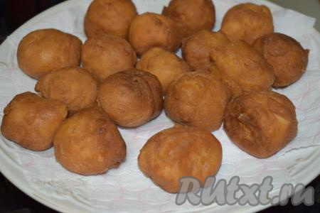 Готовые пончики вынимаем из сковороды при помощи шумовки и выкладываем на бумажные полотенца, для того чтобы лишний жир ушёл. Таким же образом жарим все оставшиеся творожные пончики. Выход по этому рецепту штук 60. Перед подачей пончики можно посыпать сахарной пудрой.