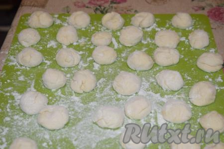 Округляем каждый комочек руками.