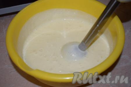 Далее при помощи погружного блендера смешиваем творожную массу до однородности (в течение 1-2 минут). В получившуюся массу кладём соду, погашенную уксусом, перемешиваем столовой ложкой.