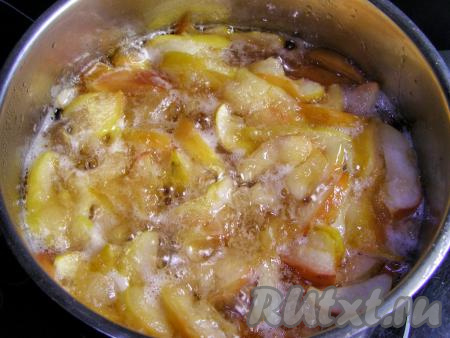Кастрюлю с остывшими яблоками снова ставим на конфорку и на среднем огне доводим до кипения. Варим на небольшом огне ещё 15 минут, аккуратно снимая образующуюся пену и иногда перемешивая, после чего опять снимаем с огня и даём яблокам остыть в течение 3-5 часов.