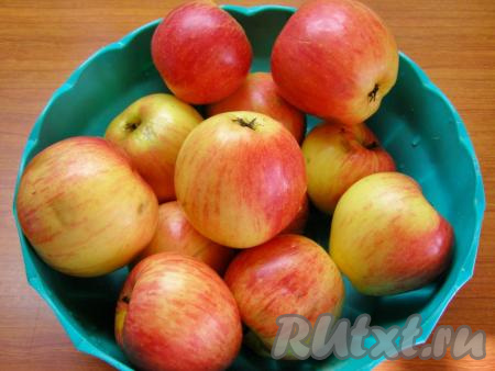 Для приготовления этого варенья лучше всего подойдут твёрдые, желательно, сладкие яблоки (дольки таких яблок не разварятся и не превратятся в пюре, а сироп останется прозрачным). Тщательно моем яблоки тёплой водой.