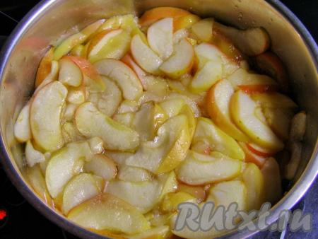 Ставим кастрюлю на плиту, накрываем крышкой и на среднем огне доводим до кипения. После закипания варим яблоки на медленном огне 30 минут, периодически аккуратно перемешивая. Если будет появляться пена, её нужно аккуратно снять шумовкой. Снимаем кастрюлю с огня и оставляем остывать, примерно, на 3-5 часов.