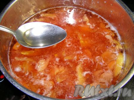 Когда варенье остынет, в третий раз ставим кастрюлю на средний огонь, добавляем лимонный сок.