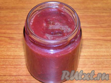 Горячее ткемали, приготовленное из слив с добавлением мяты, разливаем по заранее простерилизованным банкам и закрываем прокипячёнными крышками. Из указанного количества ингредиентов у меня получилось 5 баночек по 200 мл и ещё немного осталось на пробу. Ставим баночки вверх дном, оставляем остыть, а затем убираем на хранение в тёмное прохладное место.