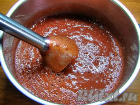 Разваренные сливы измельчаем с помощью блендера (если нет блендера, протираем сливы через мелкое сито). Должна получиться однородная, гладкая масса.