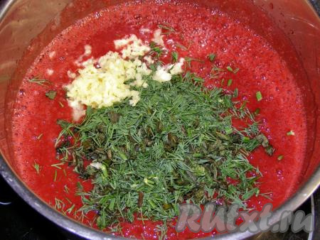 В кастрюлю с однородной сливовой массой добавляем нарезанные мяту и укроп, а также измельчённый прессом чеснок, перемешиваем, чтобы все ингредиенты равномерно распределились.
