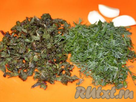 Пока варятся сливы, моем и мелко нарезаем мяту и укроп. Чеснок очищаем от шелухи. Если нет свежей мяты, можно использовать 2 столовые ложки сушёной мяты.