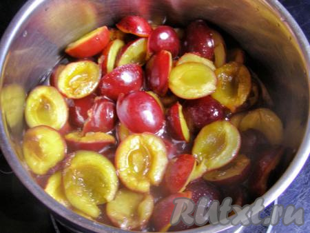 Кладём сливы в глубокую кастрюлю с толстым дном, добавляем воду, накрываем крышкой и на сильном огне доводим до кипения. После закипания варим сливы на среднем огне минут 30. Сливы должны развариться и стать мягкими.