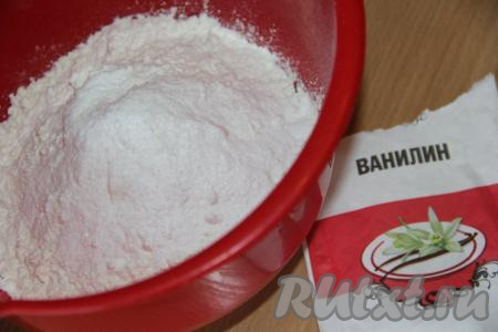 Муку просеять в миску, в которой будет замешиваться тесто для печенья, добавить ванилин и соль.