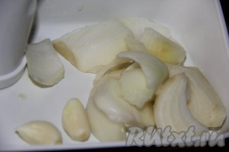 Луковицу и чеснок почистить.