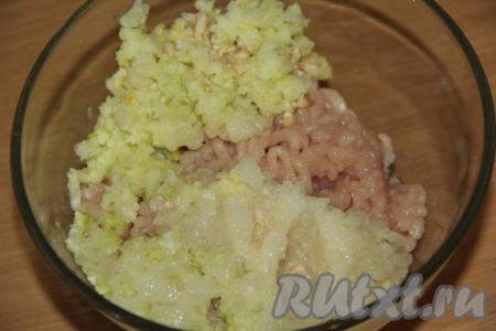 Капусту нарезать крупными кусочками и пропустить через мясорубку. Соединить фарш, капусту, лук и чеснок.