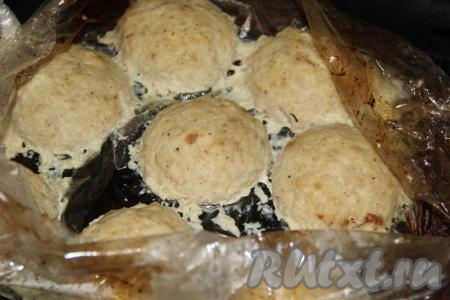 Запекать куриные котлеты с капустой в разогретой духовке при температуре 220 градусов минут 25-30.