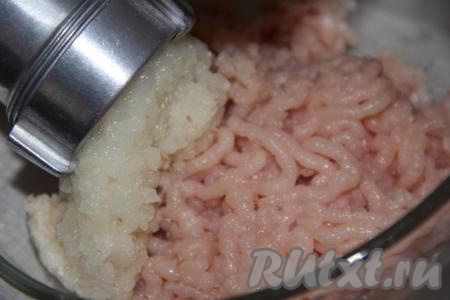 Пропустить лук и чеснок через мясорубку.