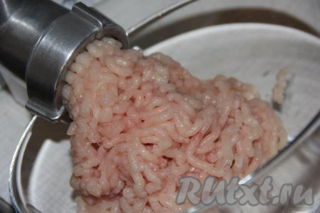 Куриное мясо пропустить через мясорубку.
