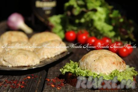 Затем достать противень с рукавом из духовки, аккуратно разрезать рукав и переложить котлетки на тарелку. Вкусные, сочные куриные котлеты, приготовленные с добавлением капусты, подать к столу с гарниром (например, с картофельным пюре). Такие котлетки отлично впишутся в семейное меню, попробуйте!