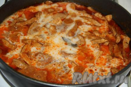 Влить загуститель (муку с водой) в сковороду и перемешать, дать закипеть на среднем огне, а затем томить на минимальном огне 10 минут под крышкой.