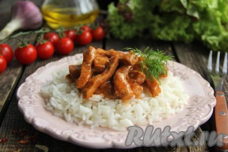 Кусочки свинины, тушёные в томатном соусе на сковороде, получаются аппетитными, мягкими и очень вкусными. Это блюдо отлично сочетается практически с любым гарниром.