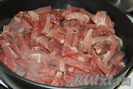 Свинину нарезать на брусочки. Влить немного растительного масла в сковороду, поставить на огонь и разогреть, а затем выложить свинину, нарезанную брусочками.