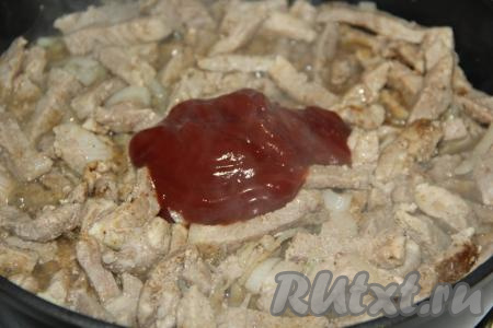 Положить томатную пасту.