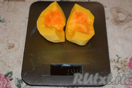 Для начала отрежем от тыквы кусочек, очистим его от кожицы, семян и волокон. Вес очищенной тыквы должен быть,&nbsp;примерно, 140-150 грамм.