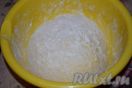 Далее обминаем тесто и слегка подпыляем мукой, чтобы наш хлеб лучше держал форму.