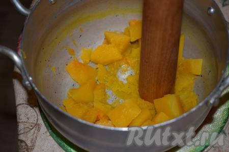 Далее сливаем воду и разминаем тыкву в пюре погружным блендером (или толкушкой). Даём тыквенному пюре остыть.