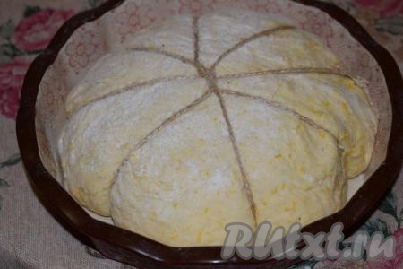 Кулинарную нить (или гладкую верёвочку) смазываем растительным маслом. Если нет кулинарной нити, то нужно использовать верёвку из натуральных материалов, иначе она будет плавиться в духовке. Перевязываем нитью наш хлебушек (как на фото), как бы создавая дольки тыквы. Туго перевязывать не надо, лучше оставить между тестом и нитями больше пространства, так как хлеб будет подходить при расстойке и выпечке. Выкладываем хлеб в форму, в которой планируем выпекать хлебушек, дно формы предварительно выстилаем пергаментом.&nbsp;Оставляем наш тыквенный хлеб на 30 минут в тёплом месте, накрыв плёнкой для подхода.