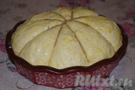 Подошедший хлебушек смазываем яйцом,&nbsp;взбитым вилкой, и отправляем в духовку. Так как я пеку хлеб в керамической форме, то хлеб ставлю в холодную духовку, а если вы печёте в металлической, то предварительно разогрейте духовку. Выпекаем хлеб при температуре 200 градусов в течение&nbsp;35-40 минут.