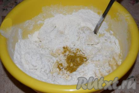 Всыпаем специи и перемешиваем.