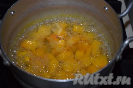 Варим на среднем огне с момента закипания,&nbsp;примерно, 12-15 минут (до мягкости тыквы).