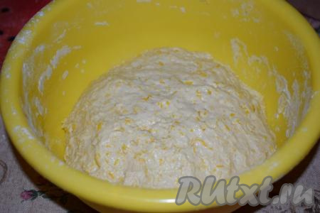 Месим его, примерно, 8-10 минут, при необходимости, добавляем ещё муку для более лёгкого замеса. Готовое тесто должно получиться нежным, гладким и слегка липнущим к рукам.