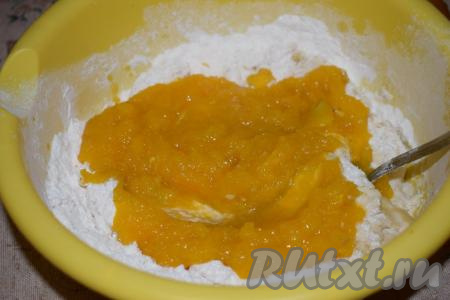 Добавляем в миску остывшее тыквенное пюре и начинаем замешивать тесто.