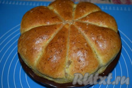 Готовый хлеб достаём из духовки и удаляем кулинарную нить.