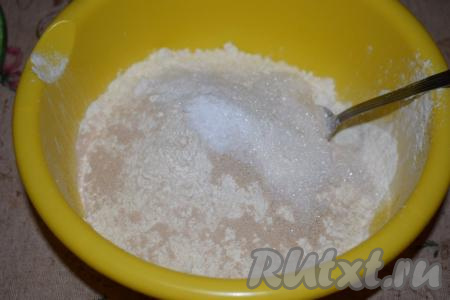 Начинаем замешивать тесто, для этого в миску насыпаем муку, соль, сахар, сухие дрожжи и перемешиваем до однородности.