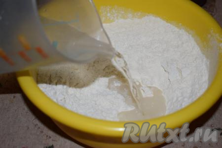 Вливаем в миску тёплую (около 40 градусов) воду. Добавляем растительное масло, перемешиваем.