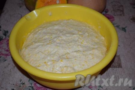 Оставляем его на расстойку, накрыв плёнкой, на 1-1,5 часа. За это время тесто хорошо увеличится в размерах и подойдёт.