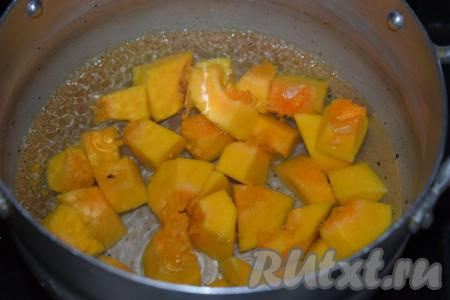 Тыкву нарезаем на небольшие кусочки. Отправляем кусочки тыквы в кастрюлю, добавляем воду так, чтобы она полностью покрыла нашу тыкву.