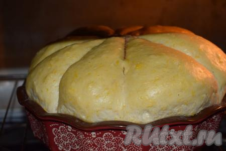 В процессе выпечки хлеб хорошо поднимется и станет ещё больше походить на тыкву.