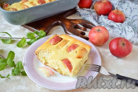 Извлеките форму из духовки, нарежьте выпечку на кусочки и разложите по тарелкам. Ароматная и очень вкусная творожная запеканка, приготовленная с манкой и яблоками, станет идеальным началом дня! Угощайтесь!