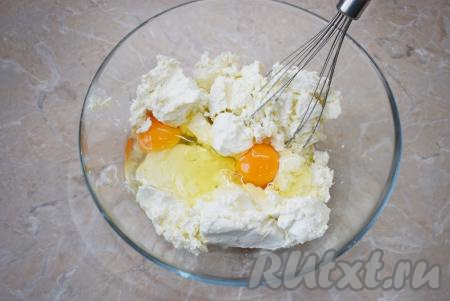 Для приготовления творожной запеканки выбирайте мягкий и влажный творог. Если творог сильно крупинчатый, то его необходимо протереть через сито, чтобы сделать консистенцию более однородной - тогда запеканка получится более нежной. Подготовленный творог соедините с яйцами.