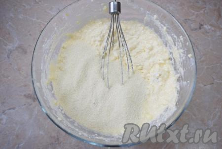 В творожную массу вмешайте ванилин, соду и манную крупу. Творожная масса должна получиться однородной, в меру густой.