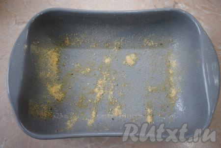 Для приготовления творожной запеканки можно использовать керамическую, стеклянную или металлическую форму. Дно и бока формы для выпечки (я взяла форму размером 15 см х 25 см) смажьте небольшим количеством растительного масла и посыпьте немного панировочными сухарями - это позволит легче извлекать готовую запеканку из формы.