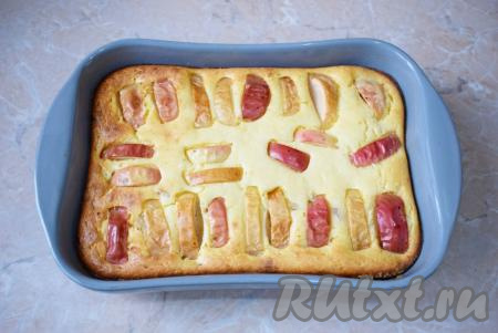 Готовая творожная запеканка с яблоками станет приятного золотистого цвета.