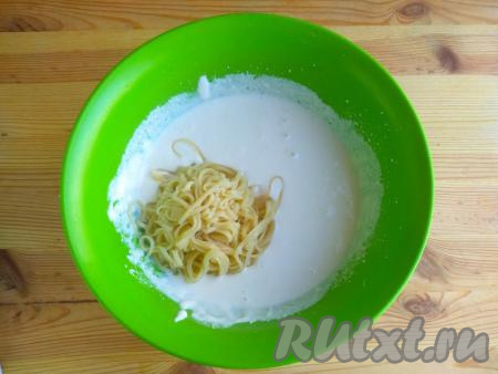 Выложить остывшие макароны к творожной массе, тщательно перемешать лопаткой.