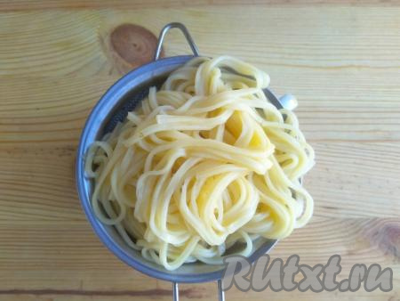 40 грамм макаронных изделий выложить в кипящую подсоленную воду и отварить до готовности (в соответствии с инструкцией на упаковке). Отваренные макароны откинуть на сито, промыть в проточной воде, дать стечь воде.