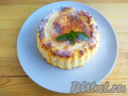 Готовый лапшевник остудить, переложить на тарелку для подачи, посыпать сахарной пудрой, можно украсить мятой.