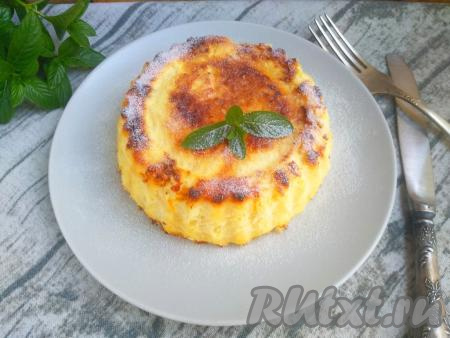 Блюдо можно подать и в тёплом, и в холодном виде, дополнив сметаной, мёдом или вареньем.