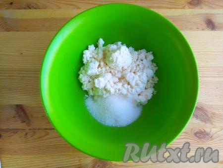 Творог выложить в достаточно глубокую миску, добавить соль, сахар и ванилин.